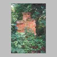 022-1094 Goldbach im Juni 1995. Tief im Gebuesch steht noch dieser Teil von der Mauer um den Goldbacher Kirchhof.jpg
